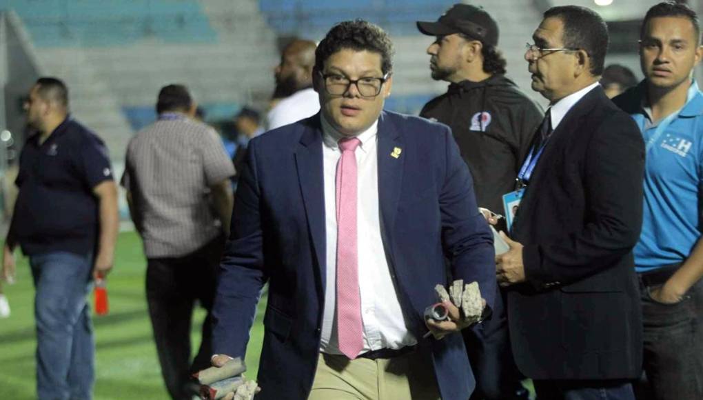 El comisario del clásico capitalino recogió piedras y otros objetos que lanzaron los aficionados del Motagua a los jugadores del Olimpia tras el partido. 