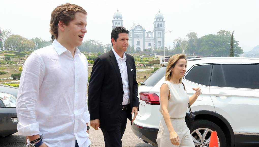 Amigos del empresario Alan Flores llegan a despedirse