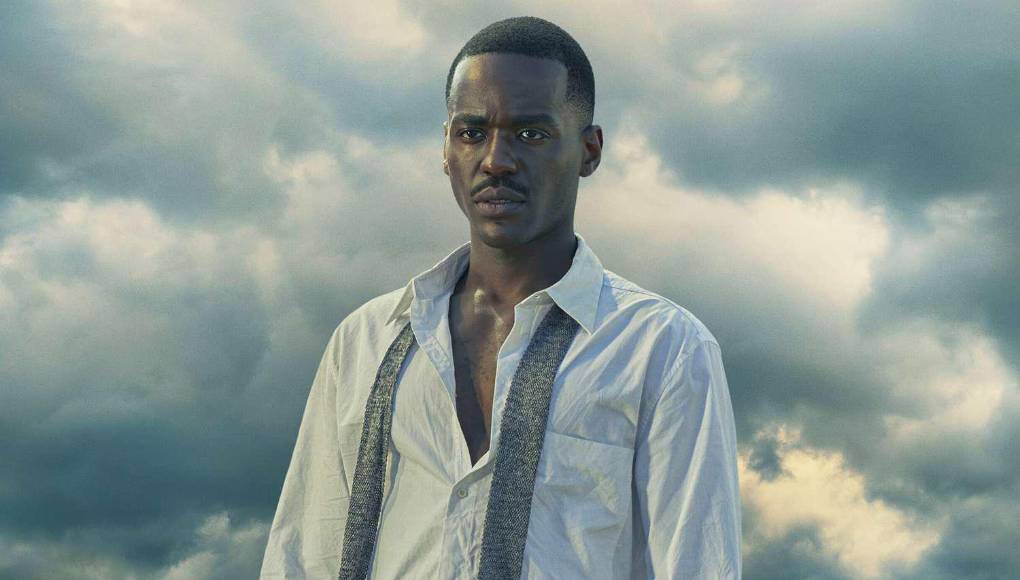 Cruzando la pierna y agarrándose la rodilla con aire teatral, Gatwa recita el historial de Doctor Who con soltura: es un alienígena del planeta Gallifrey, conocido como el “Señor del Tiempo”, que viaja en una nave llamada TARDIS, el acrónimo de “tiempo y dimensión relativa en el espacio” en inglés.