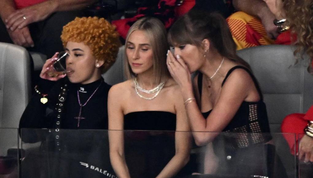 Taylor Swift charlando con su amiga Ashley Avignone. Todas las miradas estaban sobre la estrella del pop.