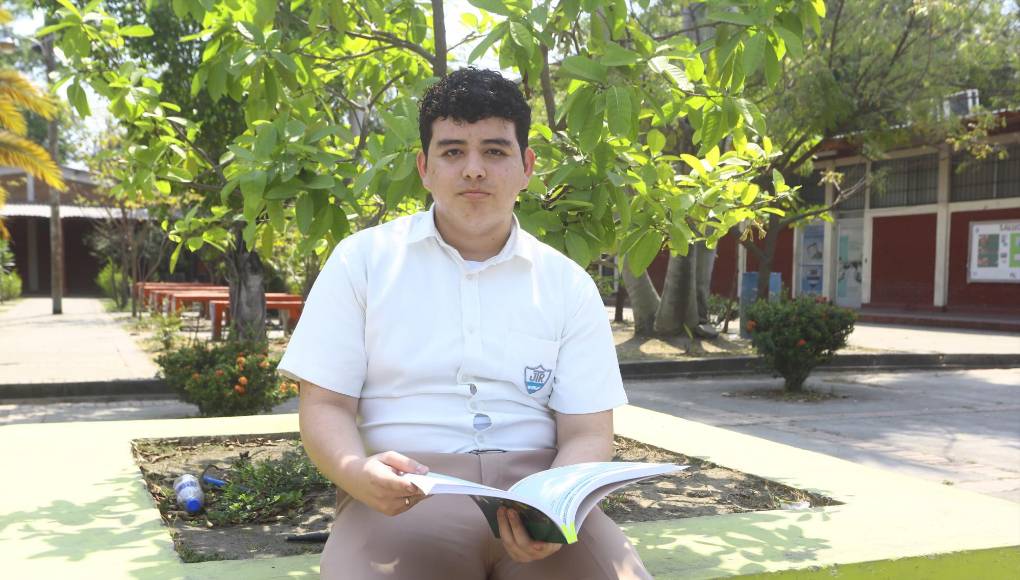 A un año de egresar de esta intitución, ya tiene planeado convertirse en todo un profesional universitario en la administración o como contador público. 