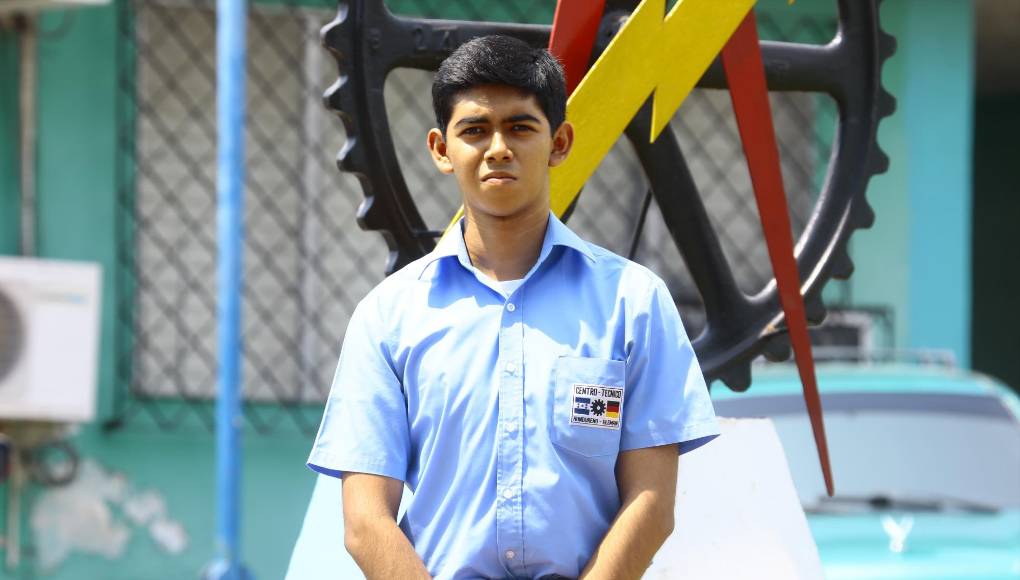 Contundente y directo este jovencito dijo que se convertirá en un ingeniero eléctrico. Su clase favorita es Matemáticas.