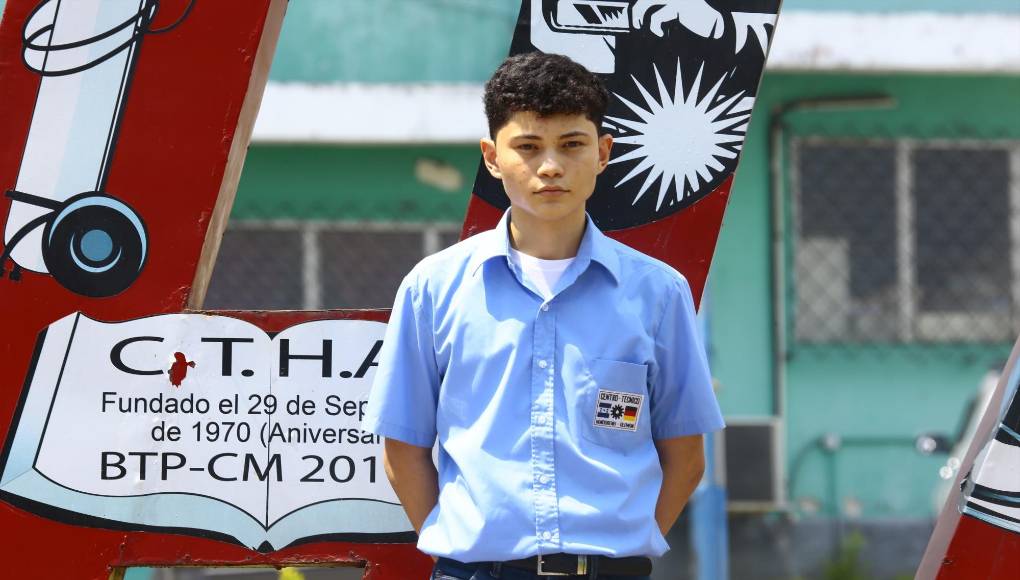 Castro Castellanos, puntualizó que el éxitos de sus estudios se debe a la disciplina que se exige como estudiante ya que sueña convertirse en ingeniero eléctrico. 