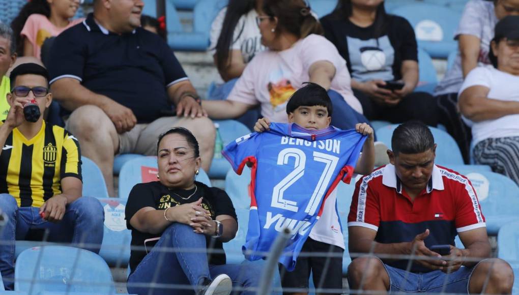 Con honor alza la camisa del León.