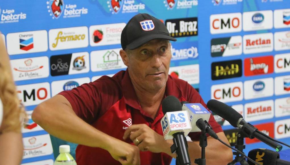 En la conferencia posterior al partido, el técnico llegó caliente y refutando a los que periodistas pregutaban. Se incomodó cuando le consultaron por el invicto, y cuando otro comunicador le iba a abordar sobre la calentura que llevaba lo irrumpió.