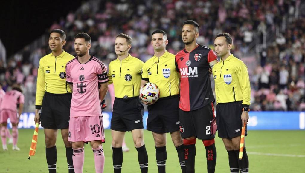 Los capitanes del Inter Miami, Leo Messi, y de Newell’s, Leonel Vangioni, posando antes del inicio del partido.