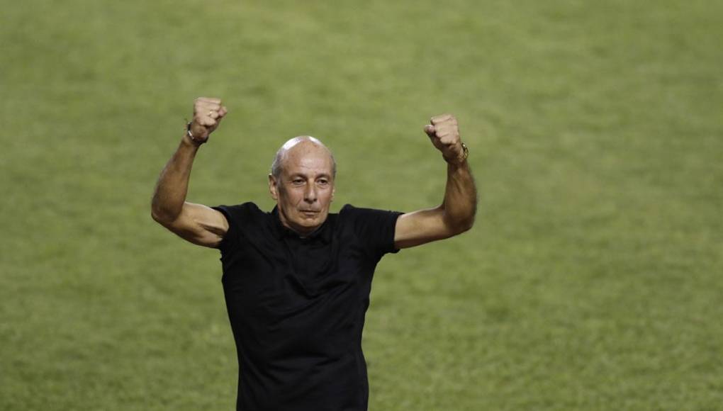 La celebración de Miguel Falero después del gol del panameño Carlos Small.