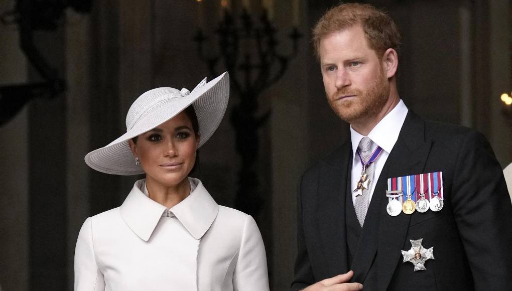 De hecho, se especula que el nombre de la marca se relaciona con dicha ciudad californiana donde vive con su marido, el príncipe Harry de Inglaterra, y sus dos hijos, ya que Santa Bárbara es conocida como la ‘Riviera estadounidense’ por su clima y paisaje.