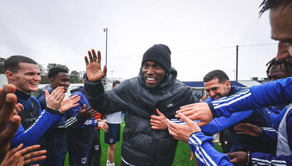 La buena noticia es que Alberth Elis se está recuperando bien y su sonrisa lo dice todo.