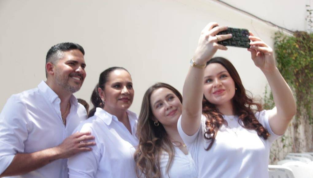 Ana de Hernández profundizó que con “Pitu”, precandidato a alcalde solo buscan rescatar la capital del país y llevar un mensaje de esperanza a través del movimiento “Avanza”.