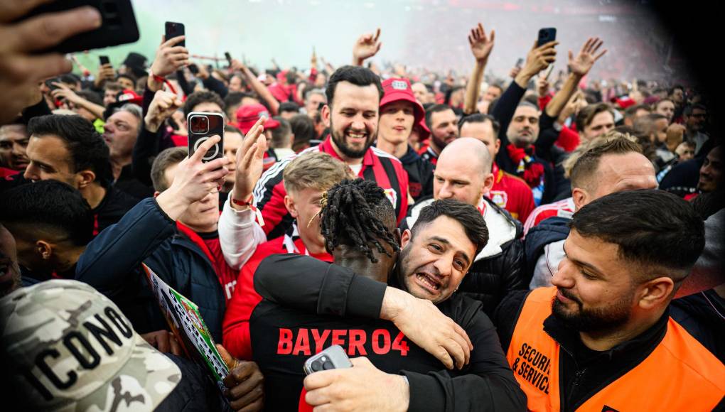 Los hinchas invadieron el terreno de juego incluso en los últimos instantes del partido, antes de que el partido finalizara, desatando escenas de caos por los problemas de los empleados del estadio para contener la alegría y que el choque pudiera terminar.
