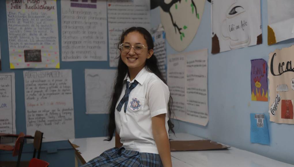 Izza Paola Velásquez Sabillón, de 17 años de edad, estudiante del tercer año de Bachillerato en Administración de Empresas y quien cuenta con un índice del 96% detalló que sus buenas notas se debe al empeño que dedica constante a sus estudios. “Agradezco a Dios por la sabiduría y a mis familiares por apoyarme siempre”. 