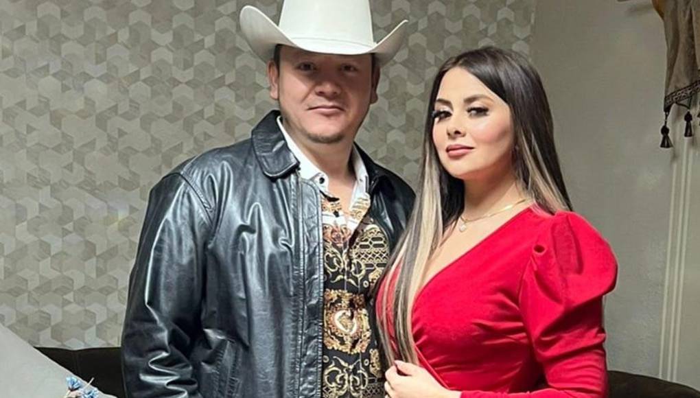 El vocalista de la banda de música regional “H Norteña” fue asesinado cuando se conducía con su esposa y sus dos hijos en un vehículo en el kilómetro 176 de la carretera Parral-Chihuahua, de México.