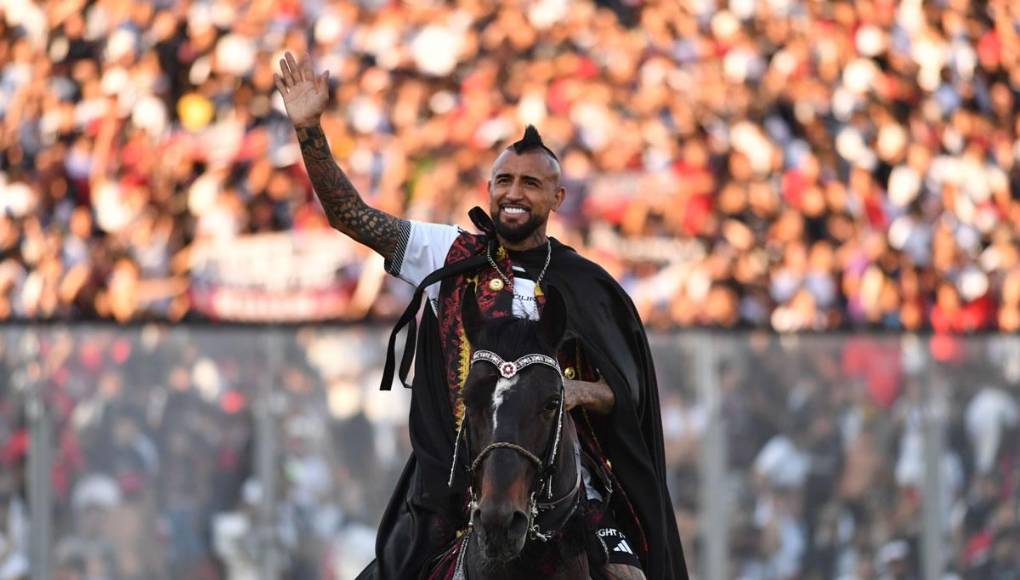 Arturo Vidal saludando a los aficionados del Colo Colo en una tarde que quedará para la historia.