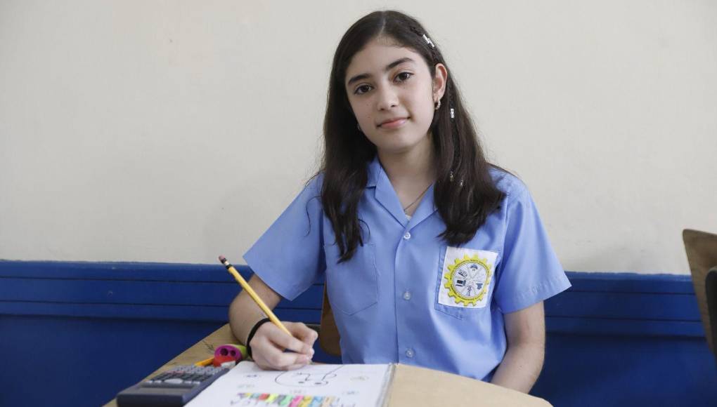 Para la estudiante Dana Lucia Sabillón Sabillón, de 13 años de edad, estudiante del tercer ciclo básico técnico y quien tiene un índice académico del 94%, pertenecer al cuadro de honor es un orgullo y disciplina, ya que se ha enfocado y se exige ser mejor estudiante cada día.