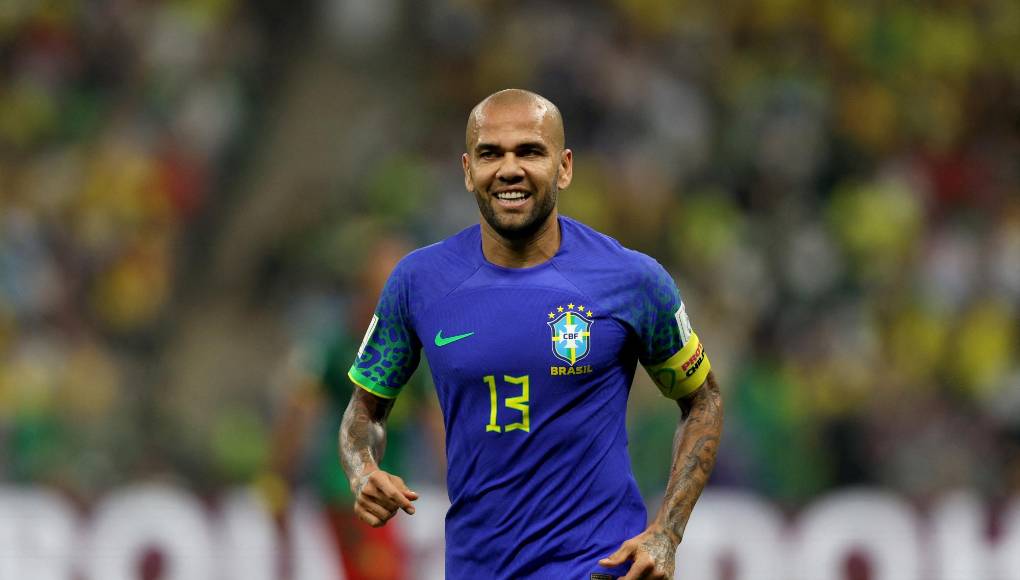En ese caso el Juez de Vigilancia Penitenciaria podría conceder al acusado, el jugador Dani Alves, permisos penitenciarios en un año y tres meses, al haber cumplido ya un plazo de la condena.