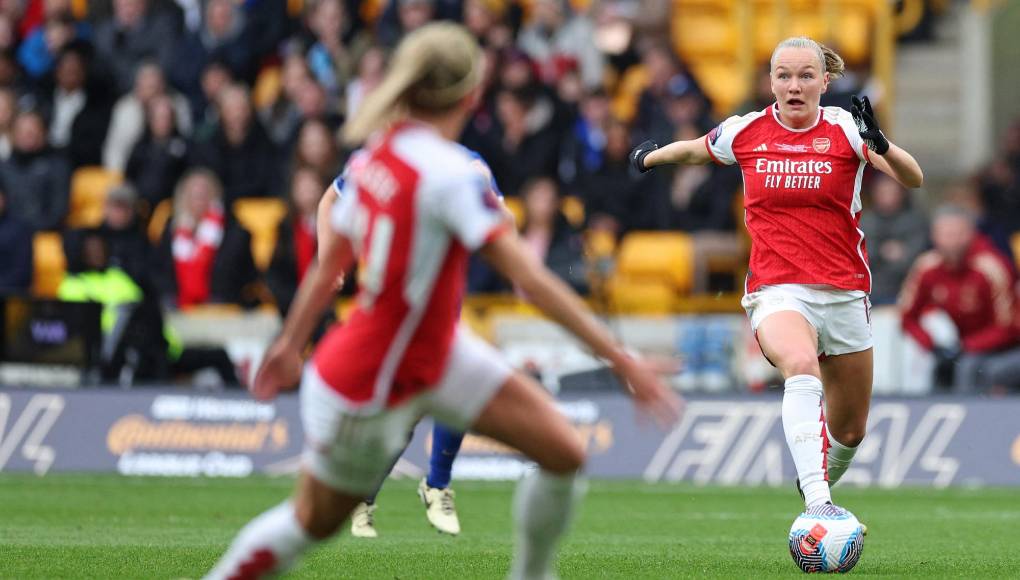 Para salir del terreno de juego, Frida Maanum fue escoltada por sus compañeras, preocupadas por su salud.