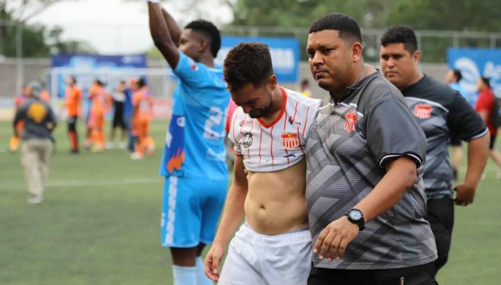 Los jugadores del Vida salieron entre lágrimas tras su primer descenso en la historia del club. Sin embargo, no fueron los únicos que la pasaron mal. 