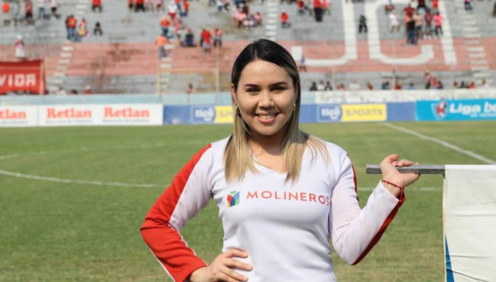 Otra de las chicas que se paseó por el campo del estadio Ceibeño.