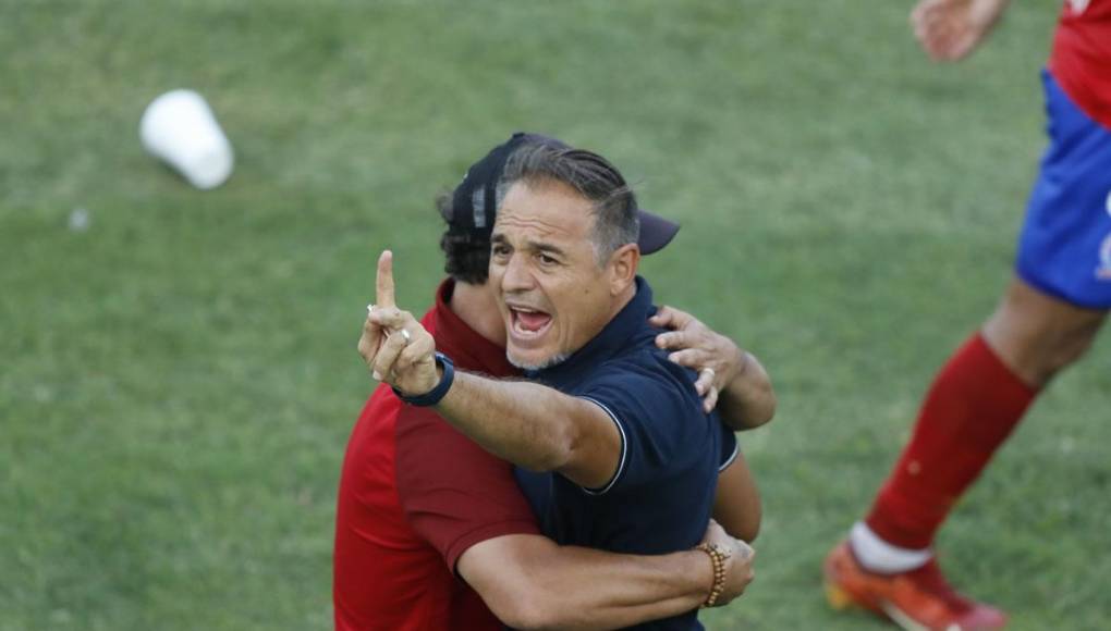 ‘La Tota’ Medina intercedió y reprendió a los aficionados de su equipo por lanzar objetos a Troglio. Buen gesto del técnico de Marathón.