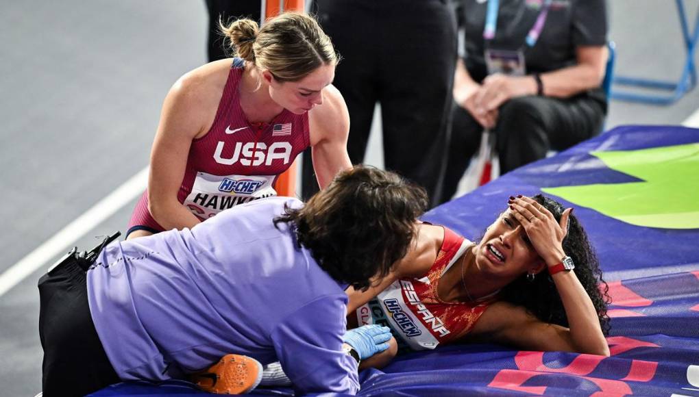 La española María Vicente recibe atención médica mientras la estadounidense Chari Hawkins se preocupa por ella.