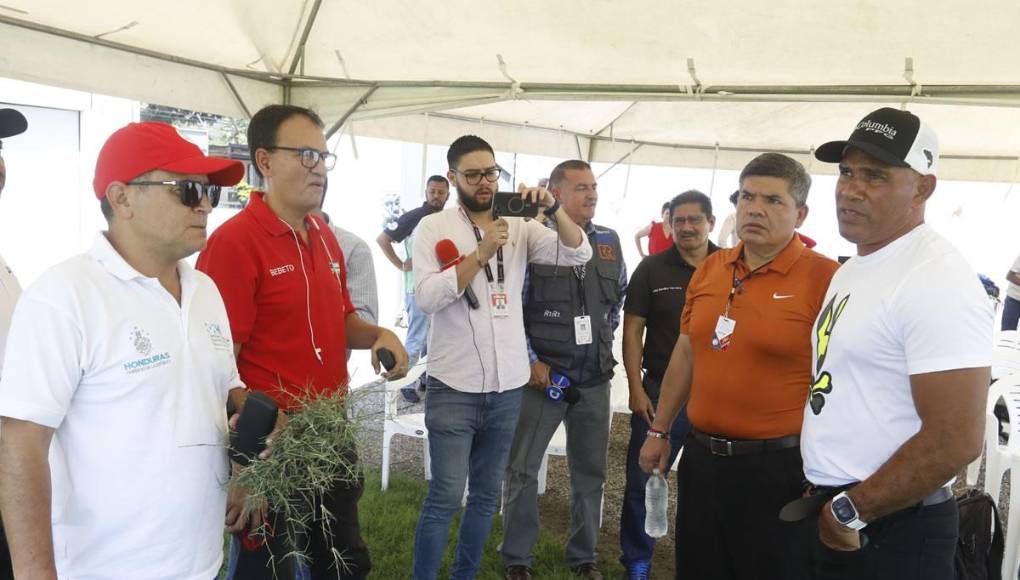 Mario Moncada, Comisionado Nacional de Deportes (Condepor), se hizo presente este viernes en el Morazán y aprovecharon para hacer una inspección de los trabajos que se llevan a cabo.