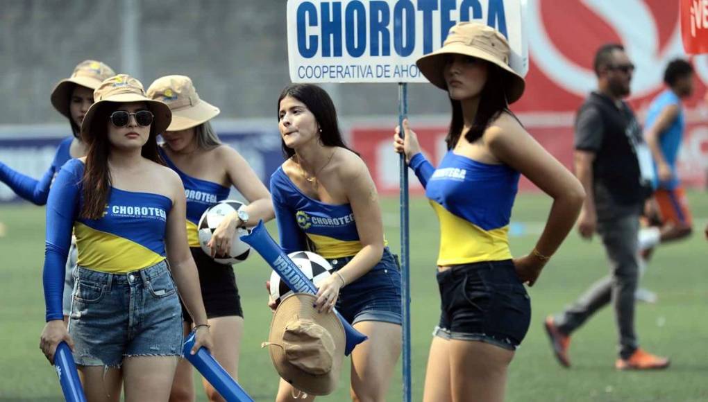 Bellas chicas y ambientazo en la vuelta del UPN-Vida: gran recibimiento al Rojo