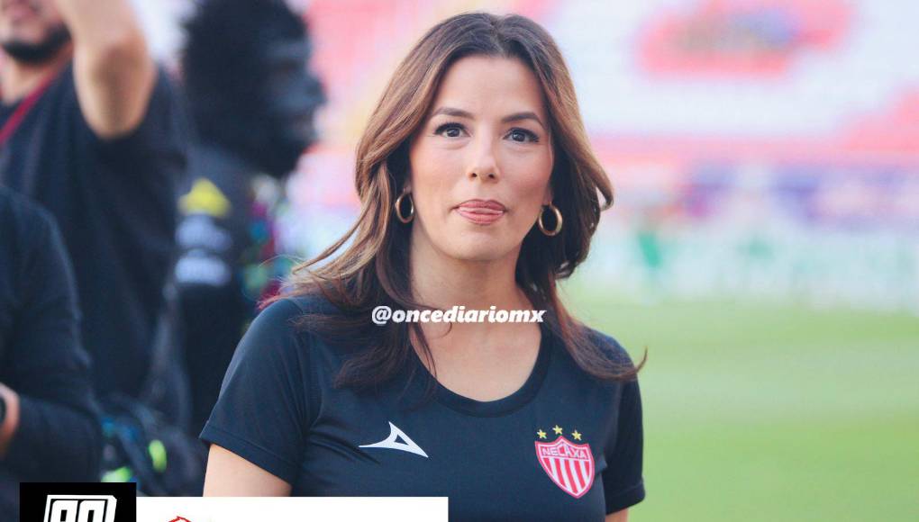 <b>Eva Longoria</b> fue captada por varios aficionados que se dieron cita en el estadio, incluso la “Persona Más Bella 2003″ saludó al público.