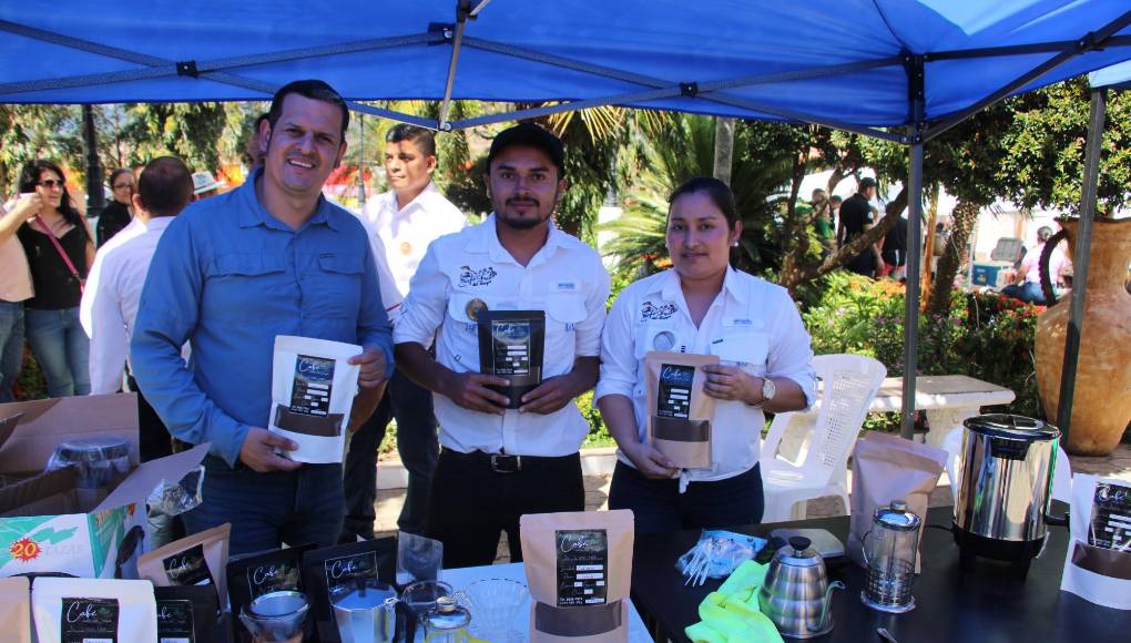 La feria arrancó con el festival del café en el que participaron productores locales.