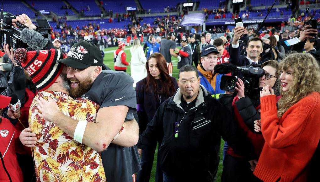 En la antesala de su cuarto Super Bowl, la figura de los Kansas City Chiefs <b>Travis</b> <b>Kelce</b> dijo esta semana que está disfrutando de ser un foco de atención global por su relación con la superestrella del pop Taylor Swift.