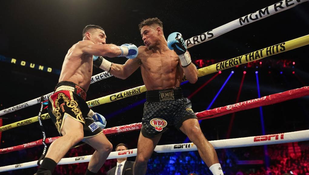 Para el tercer round, Jamaine Ortiz buscó y complicó a Teófimo López, que aguantó los embates del boxeador norteamericano.