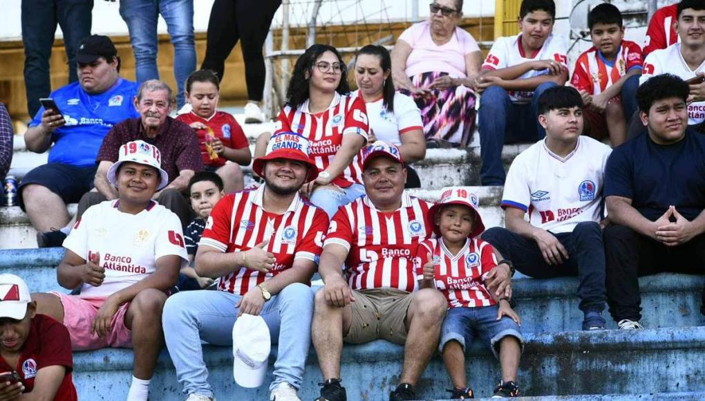 La afición del Olimpia regresó al estadio Olímpico en familia para ver a su equipo contra la Real Sociedad.