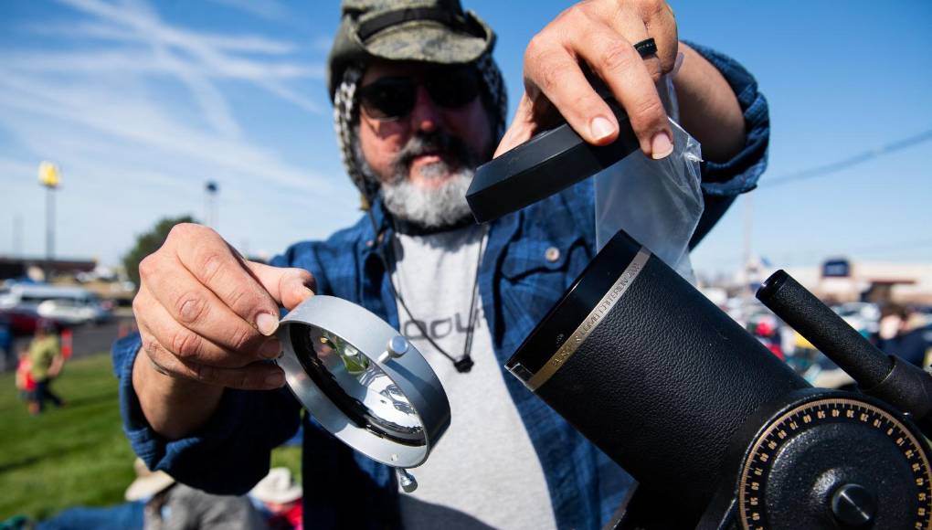 La NASA retransmitirá un video en directo durante tres horas desde varios lugares, con imágenes de telescopios y comentarios de expertos.
