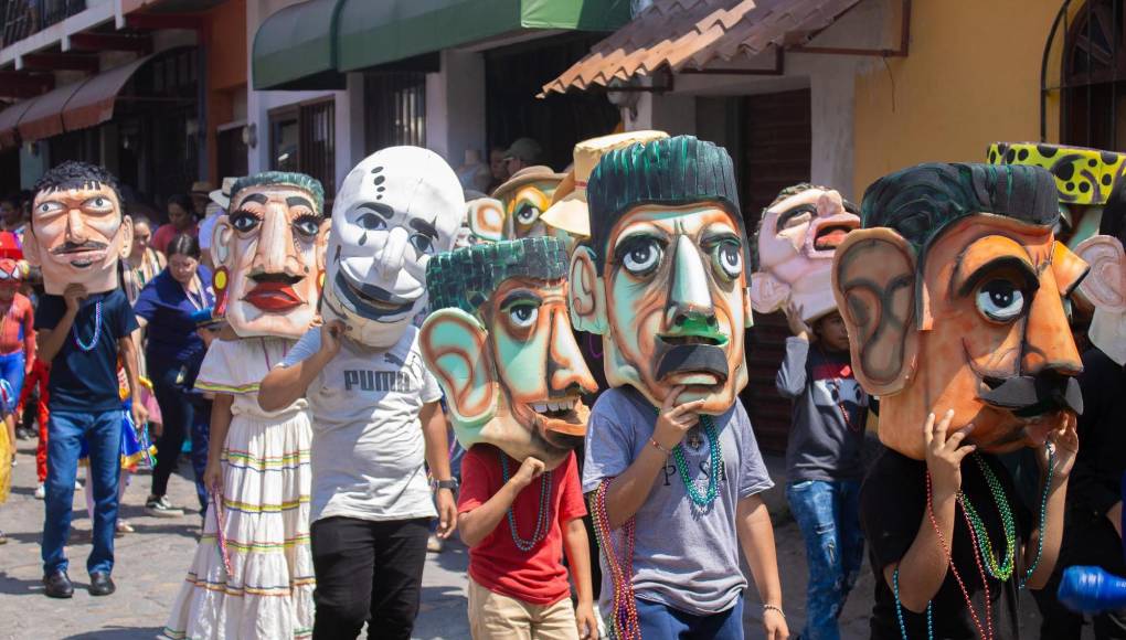 La celebración tuvo contó con un colorido desfile de mojigangas y disfraces, donde alumnos del Instituto Jesús Núñez Chinchilla, junto con los cuadros de niños de la Escuela Mayatan y la Escuela Juan Ramón Cueva, desfilaron por las calles del casco histórico, acompañados por la enérgica banda musical.