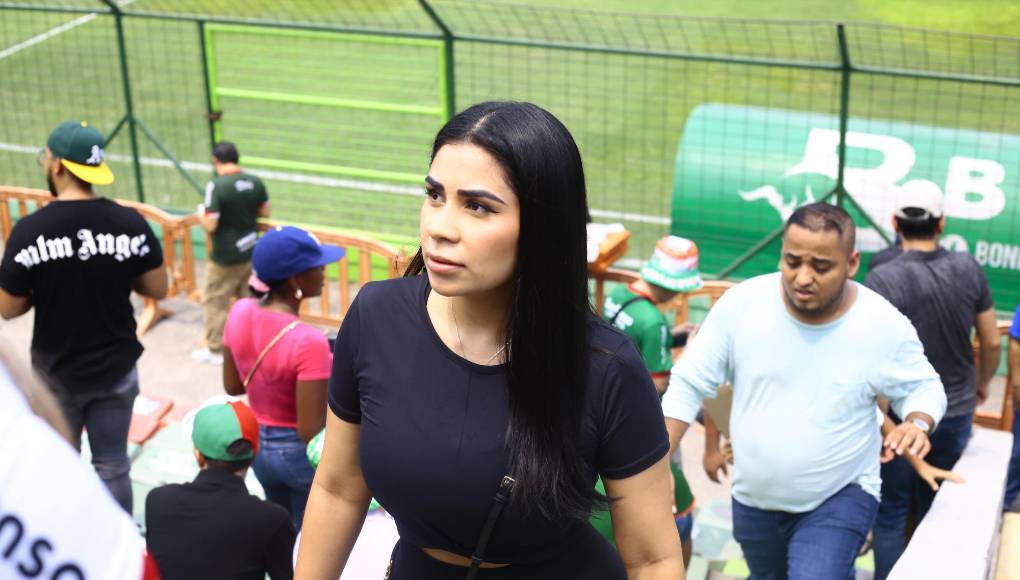 Una linda joven que llegó temprano al estadio Yankel Rosenthal de San Pedro Sula. 