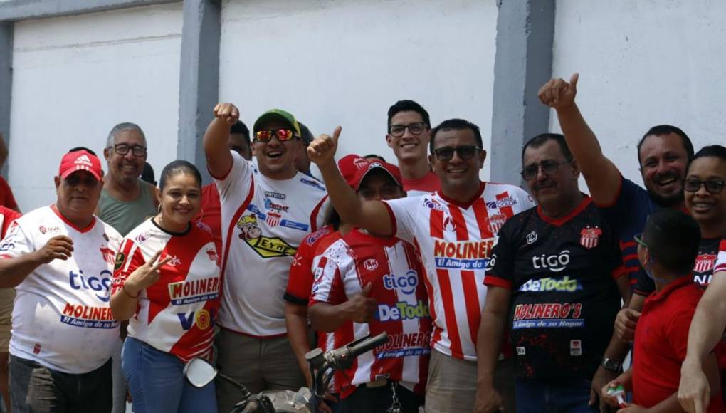 Una fiesta viven los aficionados del Vida antes del partido contra el Motagua en el que el Rojo se juega seguir en Primera División.