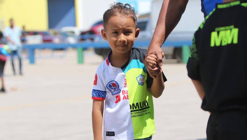 Este niño llegó de la mano de su padre y con una camiseta dividida con los colores de Olimpia y Olancho FC.