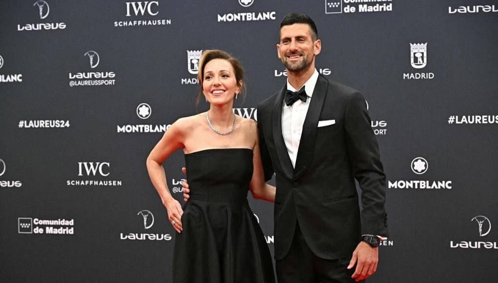 El tenista serbio Novak Djokovic y su esposa Jelena posan sonrientes en la alfombra roja.