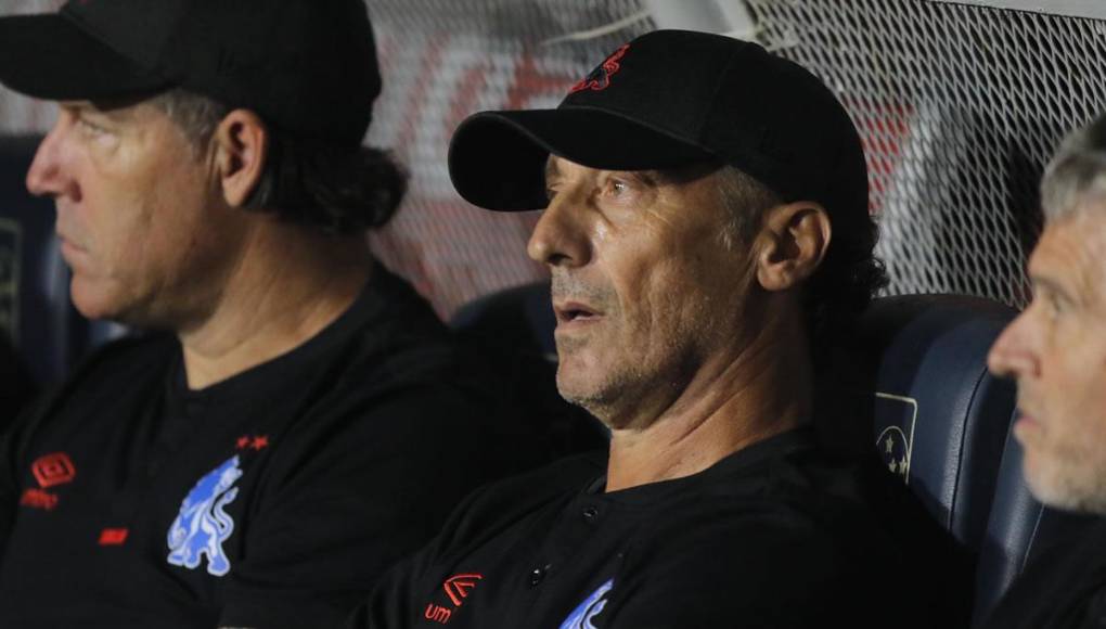 Pedro Troglio, con rostro serio observando el partido ante Motagua.