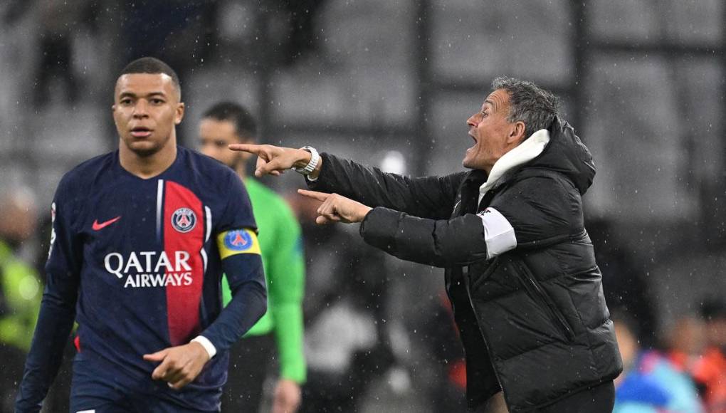 Luis Enrique sigue manteniendo su postura con Kylian Mbappé. El técnico español, que ya aseguró hace un tiempo que su equipo tiene que acostumbrarse a jugar sin él, sacó otra vez del partido a la estrella francesa en un juego clave para el PSG.
