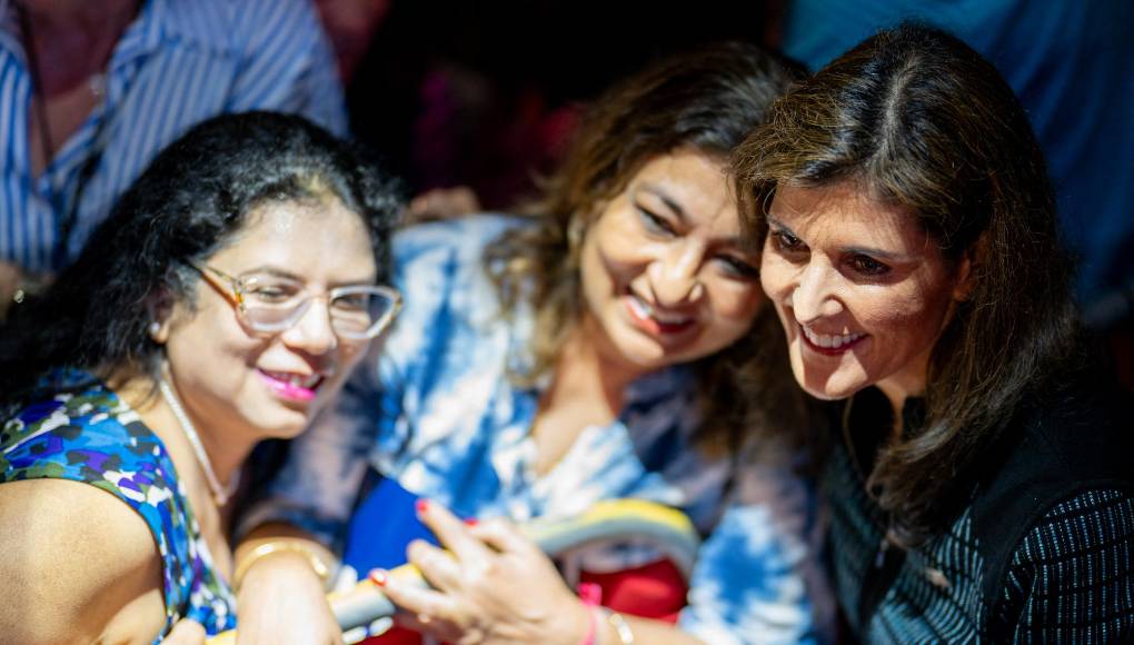 Haley aceptó pero puso condiciones: exigió tener interlocución directa con el presidente -en otras palabras, ‘puentear’ al secretario de Estado y al cuerpo diplomático- y tener libertad de acción, lo que Trump aceptó. Cuando 20 meses más tarde renunció a su puesto, The New York Times dijo entonces que era una de las pocas colaboradoras de Trump que se marchaba “con la dignidad intacta”.