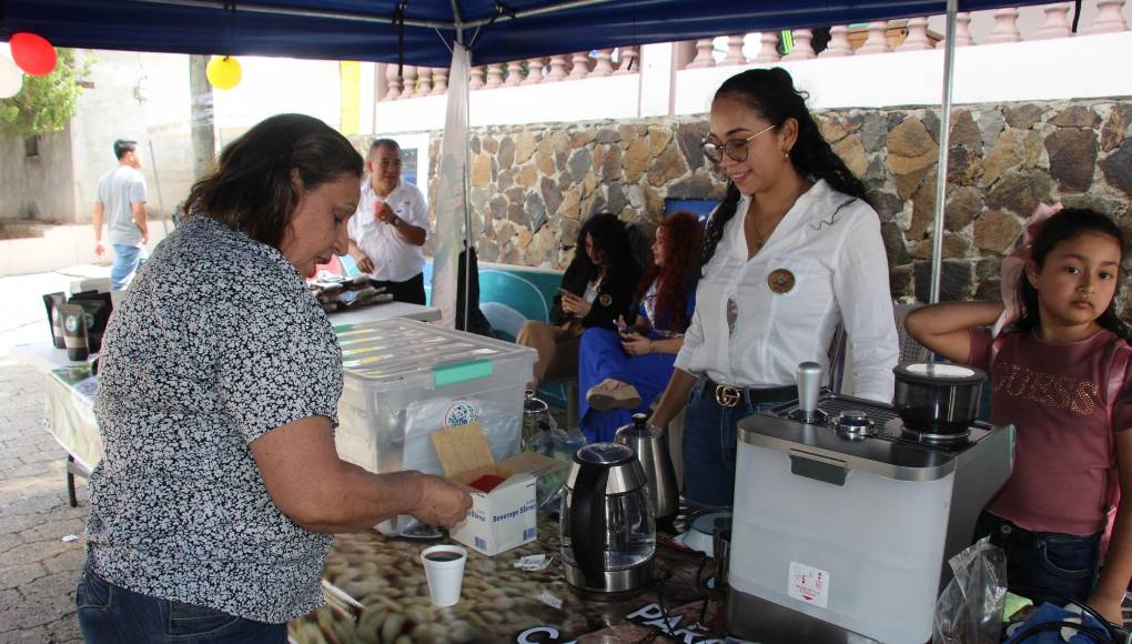 La actividad reunió a las principales cooperativas cafetaleras del municipio junto con empresas locales dedicadas al rubro, consolidando así la importancia del café como pilar fundamental de la economía en esta región occidental del país.