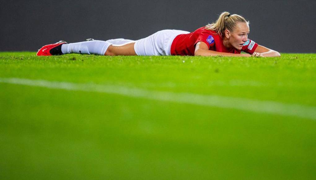 Los hechos se dieron en la gran final de la Copa de la Liga Inglesa Femenina en Inglaterra, en donde una jugadora se desplomó durante el partido.