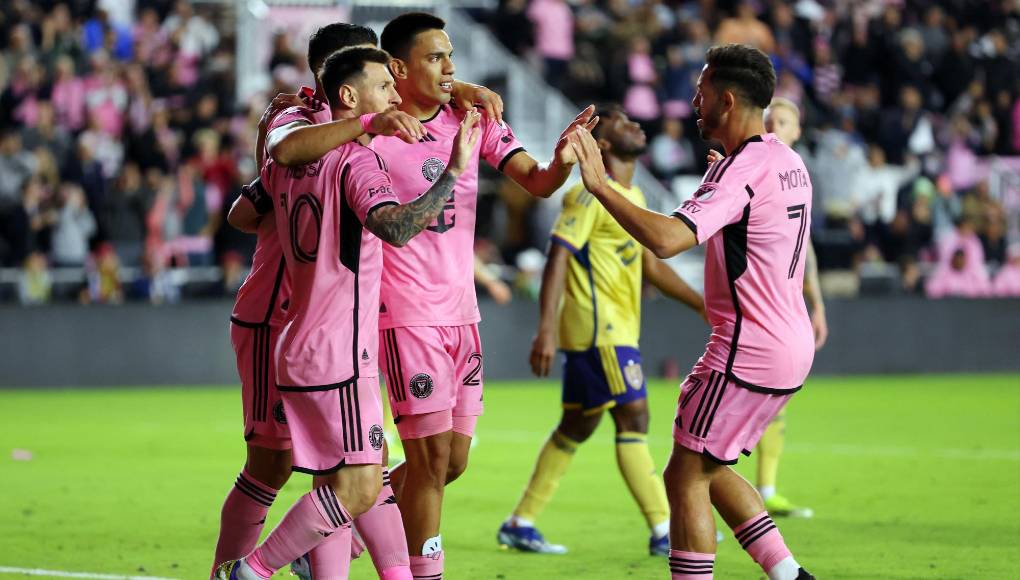 Para el segundo gol: Messi, quién si no, condujo por el centro del campo, encontró a Suárez en el área, y éste se la pasó a Gómez que batió al portero de un tiro cruzado.
