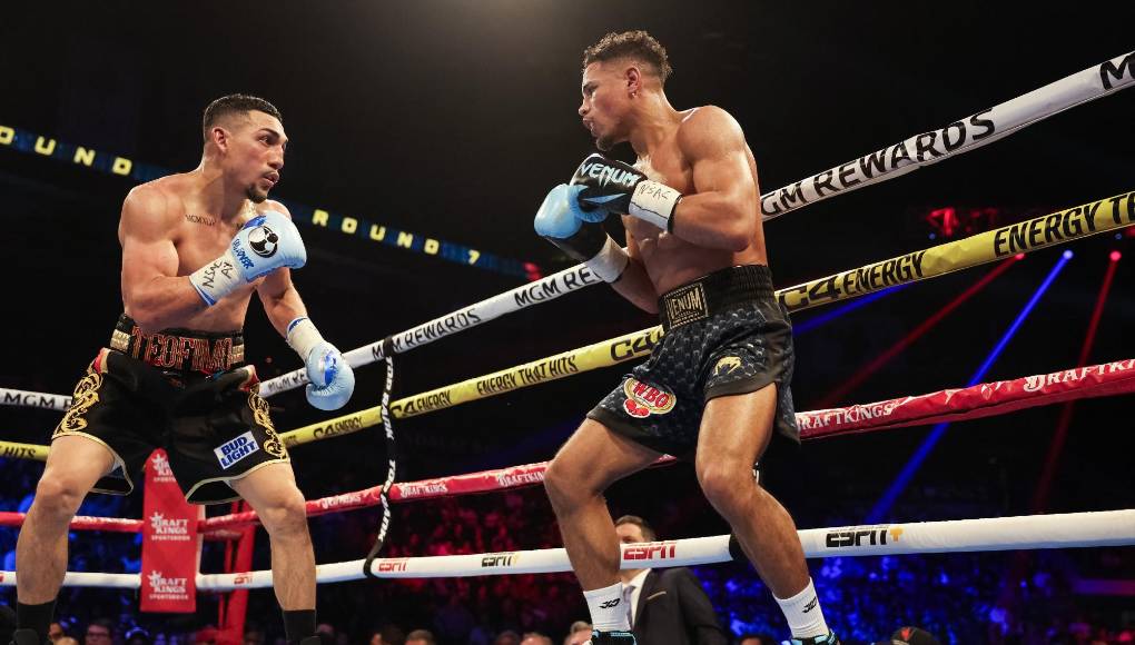 Para el round 9-10 la cosa no cambió. Jamaine Ortiz no cambió su estilo y se mantenía “bailando” por el ring y la desesperación del catracho se empezaba a notar. 