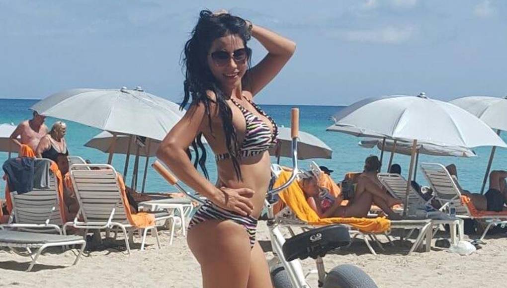 El coronel Fabary Montalvo, jefe policial de la Subzona Manabí, indicó que nueve disparos descargaron los pistoleros que llegaron en un vehículo color negro para ejecutar el ataque.