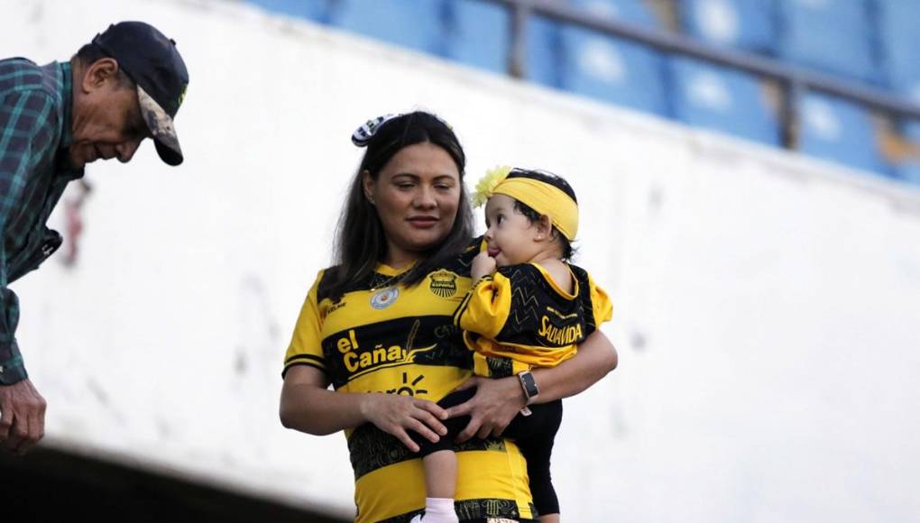 Esta linda madre llegó con su pequeña hija para ver al Real España contra el Vida.