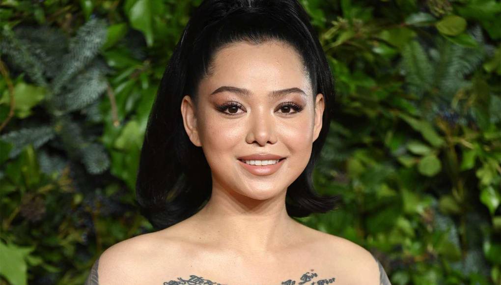 Bella Poarch gana $30,000 por publicación y tiene un patrimonio neto estimado: $ 9 millones.Bella Poarch es una sensación de TikTok que ha conquistado Internet y ha acumulado millones de dólares en el proceso. Su carrera en TikTok despegó a finales de 2020 cuando un vídeo de su sincronización labial de la exitosa canción de Millie B, “M to the B”, se volvió viral.Hoy, apenas un par de años después, tiene más de 92 millones de seguidores en la plataforma y es una de las influencers de TikTok mejor pagadas desde el punto de vista de cada publicación, recaudando más de $30,000 cada vez que publica una nueva publicación.Es una de las estrellas de TikTok más ricas de la actualidad y, teniendo en cuenta el crecimiento de su canal y la cantidad que gana por publicación, es posible que ascienda en esta lista rápidamente.