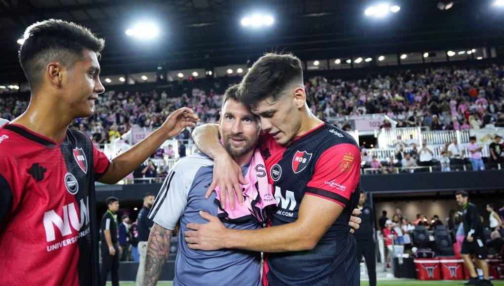 Tras el final del partido, Messi tuvo un lindo gesto ante el equipo de sus amores. Todos los jugadores de Newell’s se acercaron a él con el objetivo de inmortalizar ese momento con una fotografía y el astro le dedicó su tiempo a cada uno bajo un clima muy relajado en la noche norteamericana.