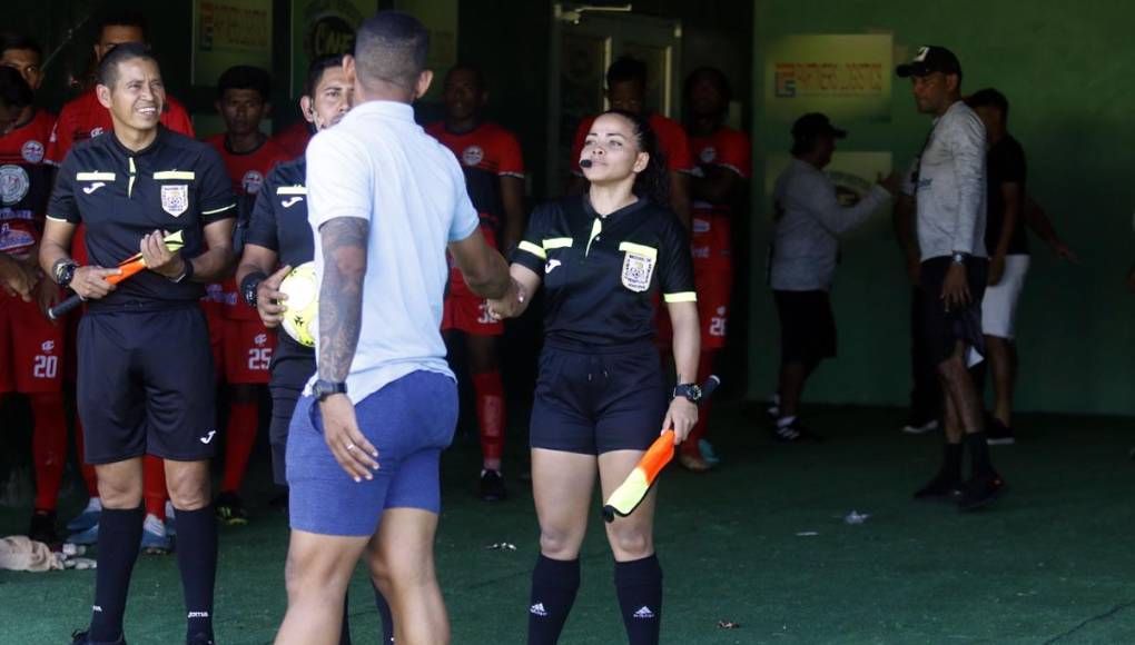 Algunos presentes en el estadio Luis Girón del Parrillas One se acercaron a saludar a la bella árbitra asistente.
